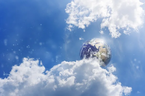 Planeta ziemia w błękitne niebo — Zdjęcie stockowe