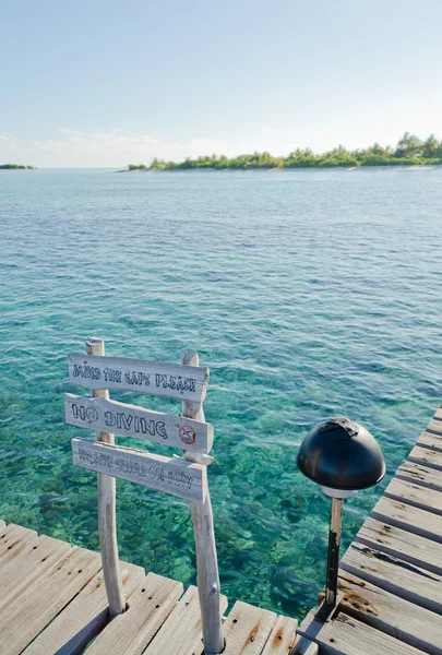 Perigo sinal de madeira no molhe das Maldivas — Fotografia de Stock