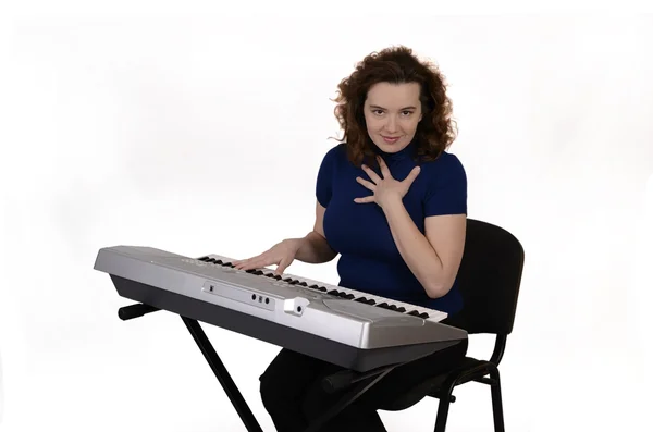 电子钢琴演奏的女人 — 图库照片