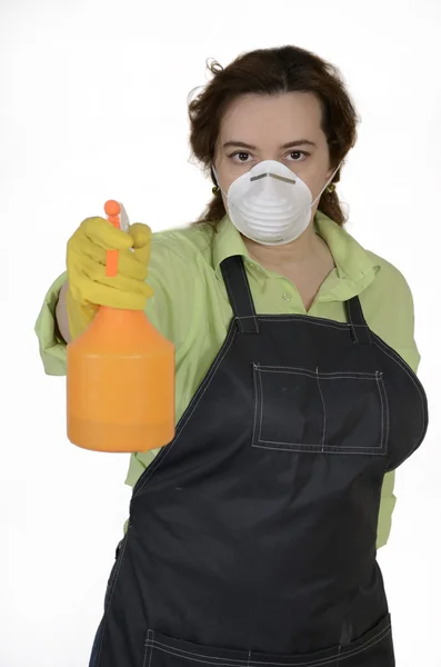Žena s rozprašovačem v ruce a v respirátor Stock Obrázky