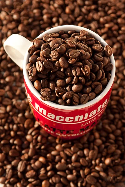 Hrnek na kávu s kávová zrna — Stock fotografie