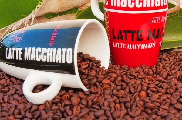 Coffeemug y granos de café —  Fotos de Stock