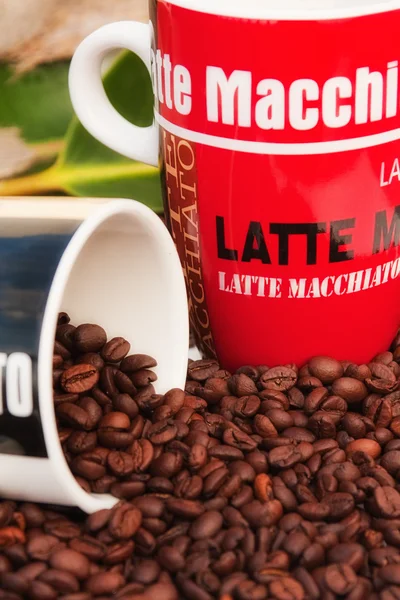 Coffeemug y granos de café —  Fotos de Stock