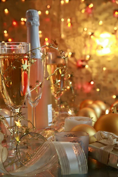 Champagne in bicchieri su sfondo oro — Foto Stock