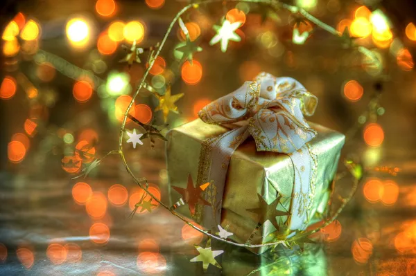 Scatola regalo e luci scintillanti . — Foto Stock