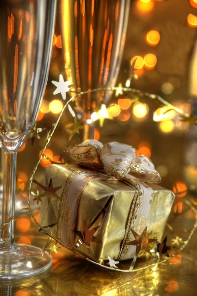 Close-up van bril, gift en champagne. — Stockfoto