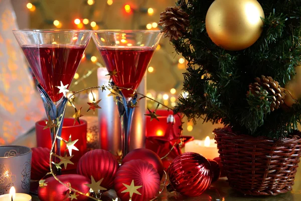 Vin rouge dans les verres et arbre de Noël . — Photo