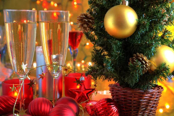 Šampaňské sklenice a vánoční stromeček. — Stock fotografie