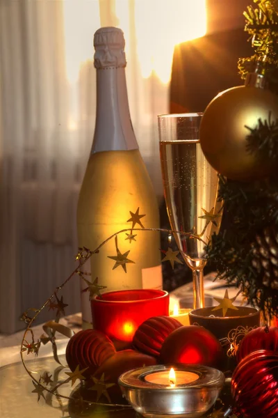 Champagne en verres et sapin de Noël . — Photo