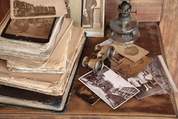 Oude boeken, postkaarten, foto 's. — Stockfoto