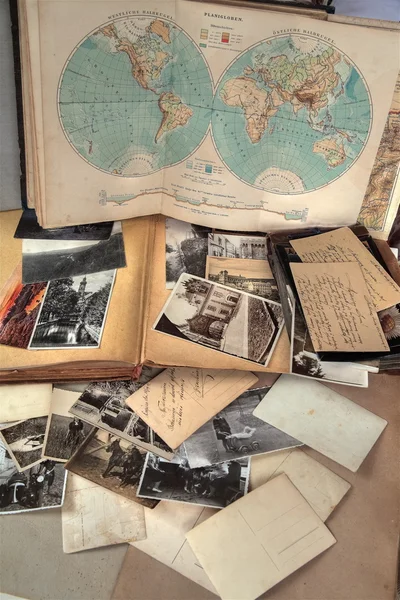 Oude foto's, postkaarten, brieven en atlas. — Stockfoto