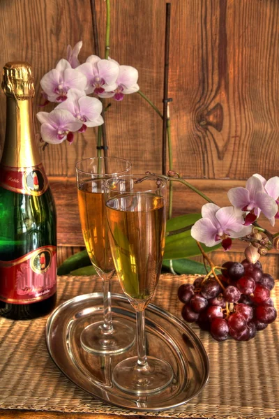 Champagne in bicchieri e fiori . — Foto Stock