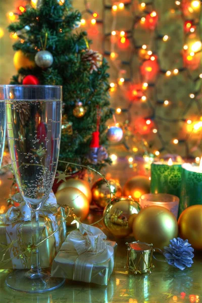 Şampanya bardakları ve Noel ağacı. — Stok fotoğraf