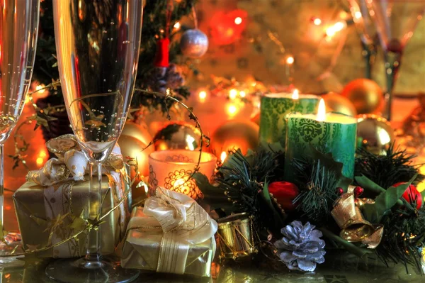 Champagner in Gläsern und Weihnachtsbaum. — Stockfoto
