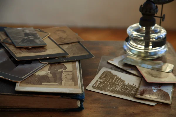 Vieux livre, cartes postales, photos . — Photo