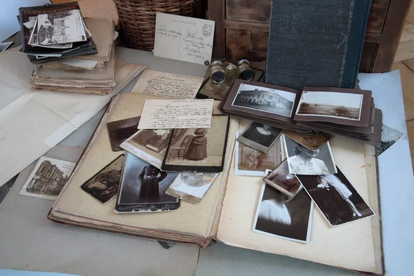오래 된 사진, 그림 엽서, 편지와 책. — 스톡 사진