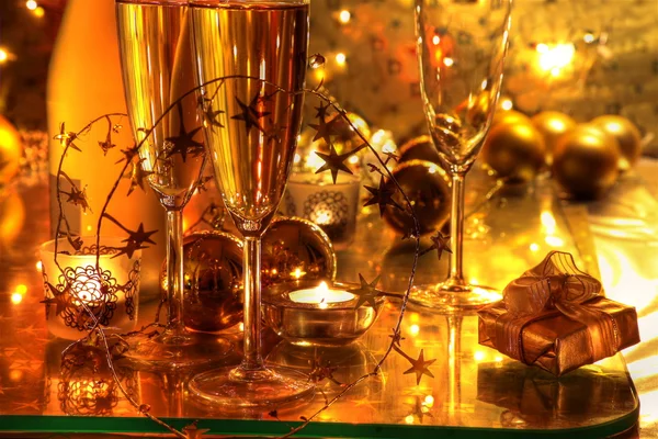 Šampaňské v brýlích na zlatém pozadí. — Stock fotografie