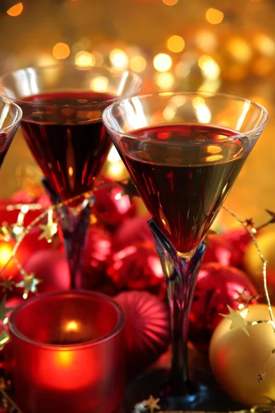 Primo piano di vino rosso in bicchieri . — Foto Stock