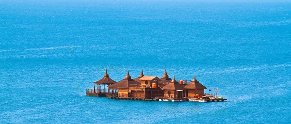 Één vakantiehuis blokkeren in de emerald zee — Stockfoto