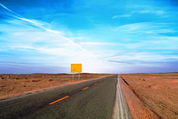 Образ пустынной дороги пустыни в Китае — стоковое фото