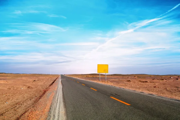 Образ пустынной дороги пустыни в Китае — стоковое фото