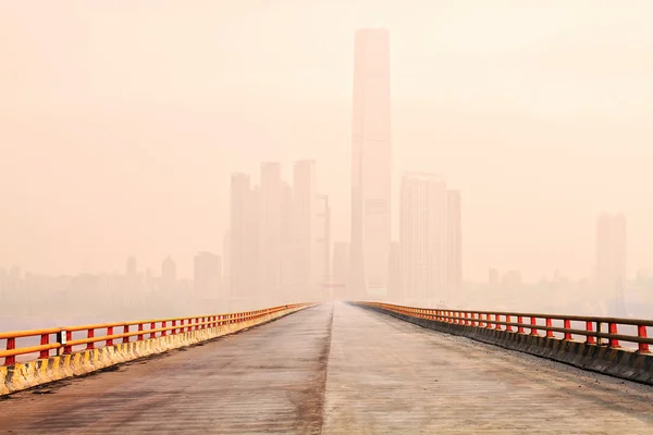 Bro till downtown i dimman — Stockfoto