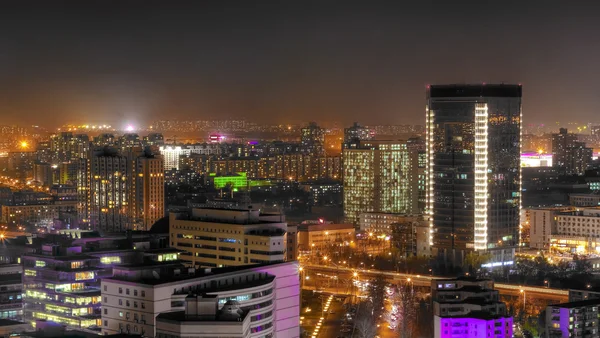 Ночная сцена современного города — стоковое фото