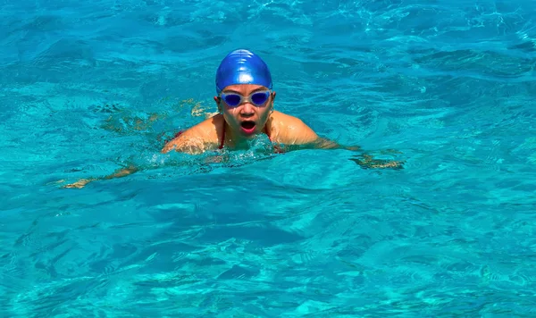 Gal nuotare in una piscina — Foto Stock