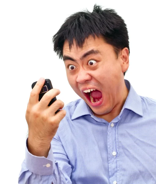 Verrückter wütender asiatischer Mann schreit am Telefon lizenzfreie Stockfotos