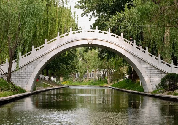 Zizhu 公園、北京、中国のブリッジ ストックフォト