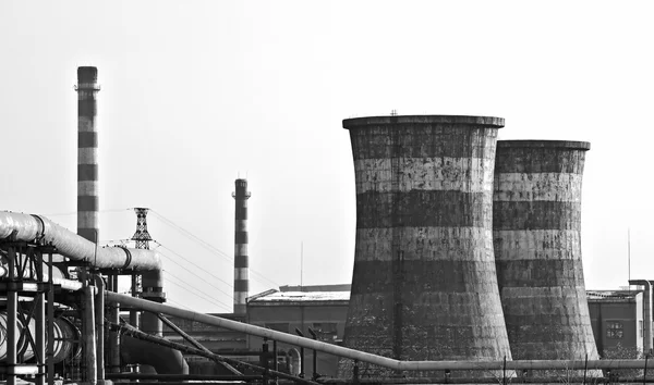 Siyah ve beyaz fotoğraf fabrikasının dev bacaları ile — Stok fotoğraf
