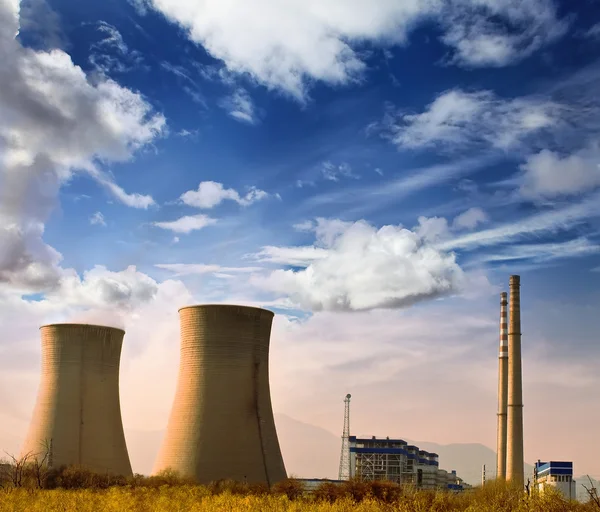 Landschaftsbild einer Industriefabrik mit Stromschornsteinen in blu — Stockfoto