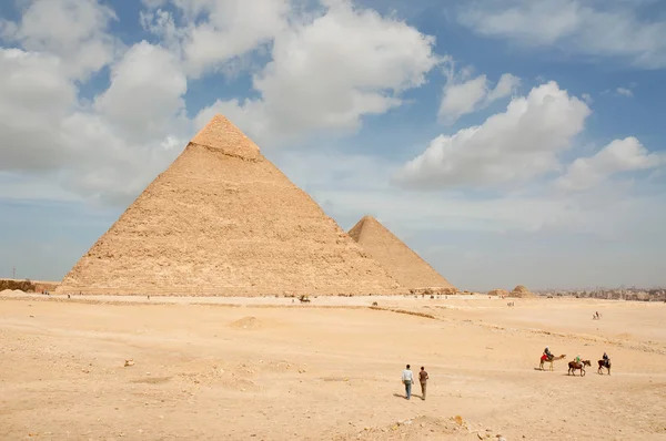 Verbazingwekkende piramides van Gizeh — Stockfoto