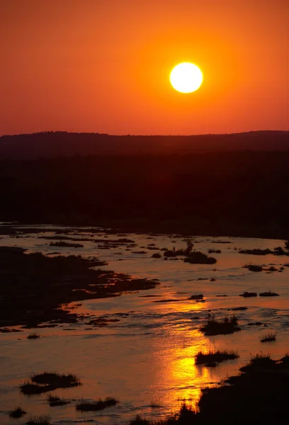 Pôr do sol sobre uma paisagem fluvial — Fotografia de Stock