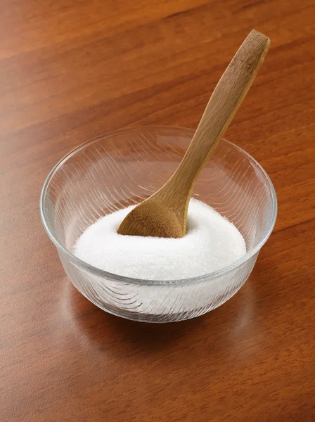 Соль в стеклянной чаше — стоковое фото
