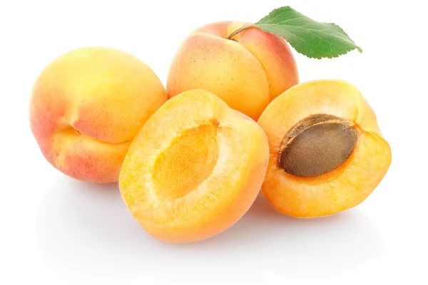 Плоды абрикоса с листьями, изолированными на белом — стоковое фото
