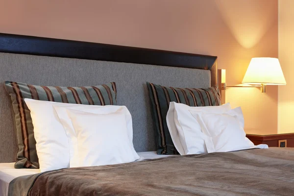 Гостиничный номер, кровать и подушка — стоковое фото