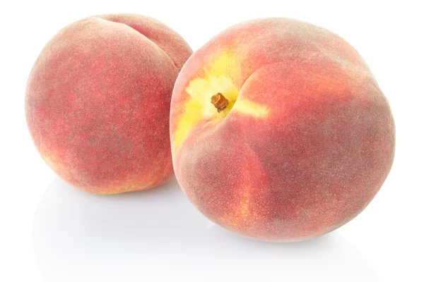Свіжі персики ізольовані на білому — стокове фото