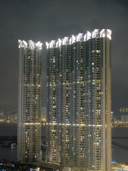 Hongkong appartementengebouw 's nachts Rechtenvrije Stockfoto's