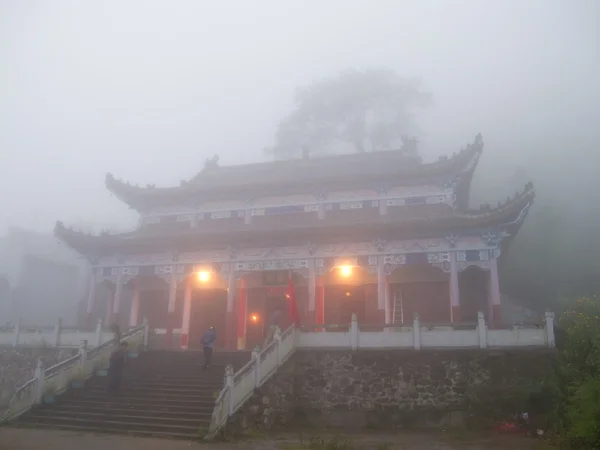 Kinesisk tempel i tåge - Stock-foto