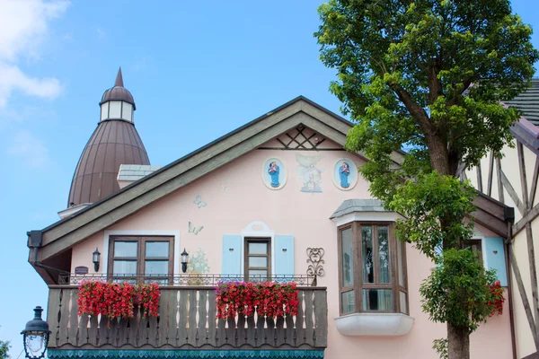 꽃과 나무와 아름 다운 동화 스타일 하우스 스톡 이미지