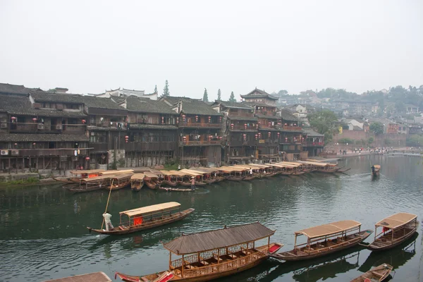 Lodě a dřevěné domy ve městě phoenix, Čína — Stock fotografie