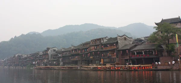 Boten en houten huizen in phoenix town, china Stockfoto