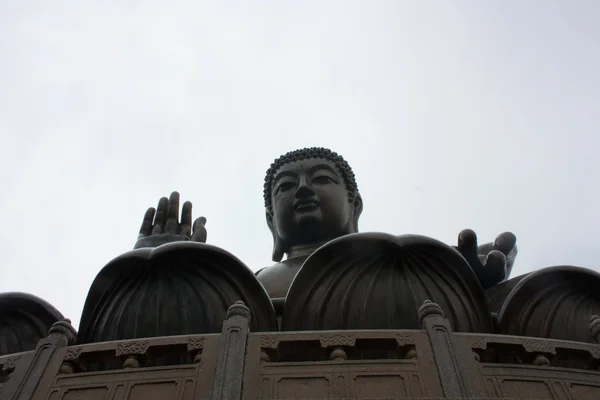Buda gigante sentado sobre loto en el día de lluvia, Hong Kong —  Fotos de Stock