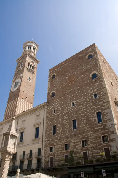 Palazzo in piazza delle erbe een verona — Stockfoto