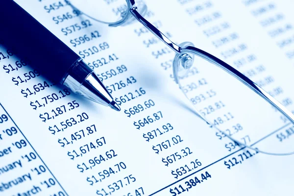 Closeup of a chart with pen & glasses — Stock Photo, Image