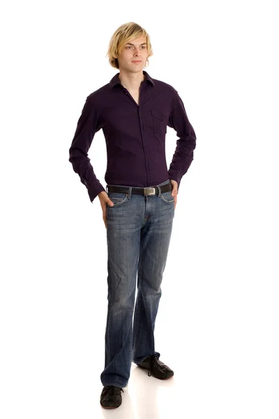 紫色のシャツとジーンズの若い男。白にわたって撮影スタジオ. — ストック写真
