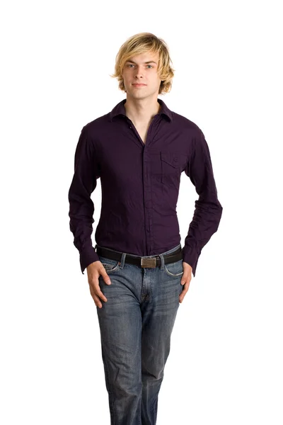 Młody człowiek w fioletowy koszula i jeansy. łapka na biały. — Zdjęcie stockowe