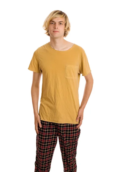 Młody człowiek w t-shirt i piżamy spodnie. łapka na biały. — Zdjęcie stockowe