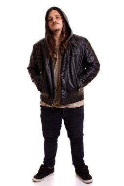 genç adam uzun saçlı. Beyaz ateş studio.